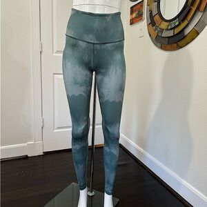 BEYOND YOGA leggings, lightweight, sage aqua abstract cloudscape, size small